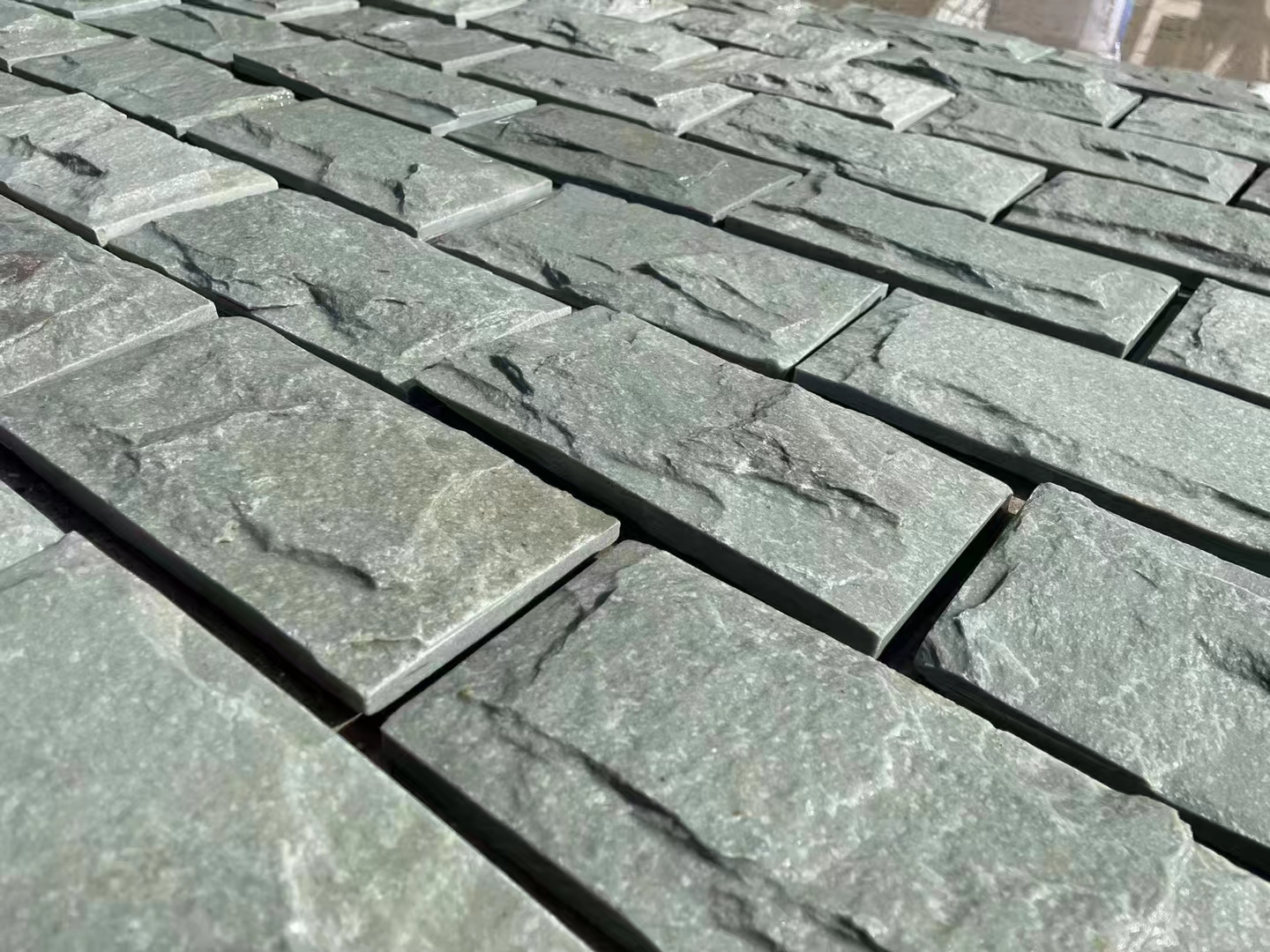 蘑菇石外墻裙冬季施工技巧(圖2)